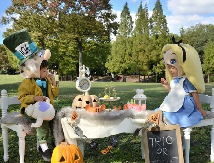 Adorable Kids Dress Up In Handcrafted Costumes Their Mom Made For Them (30 Pics)