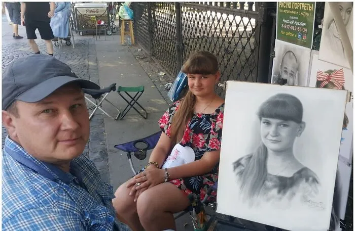 This Russian Street Artist Draws Photorealistic Live Portraits And Each One Takes Up To An Hour (102 New Pics)