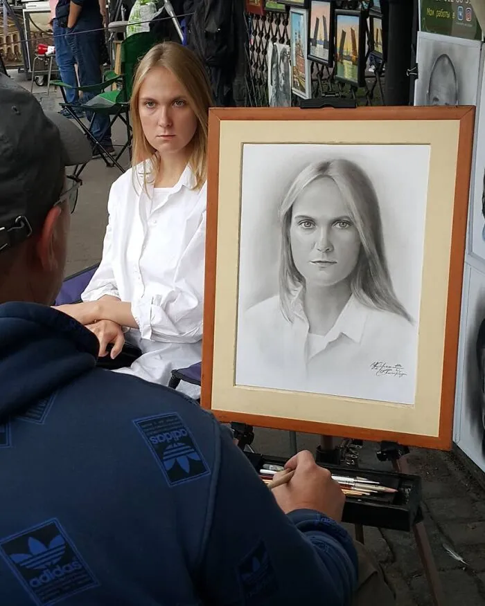 This Russian Street Artist Draws Photorealistic Live Portraits And Each One Takes Up To An Hour (102 New Pics)