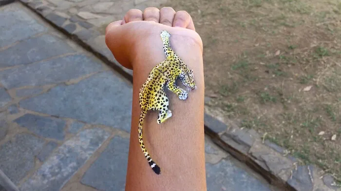 I Create Temporary 3D Paintings On My Left Hand (22 Pics)