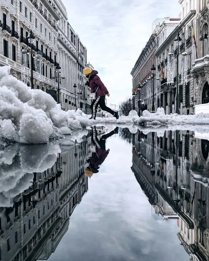 I Discover Hidden Parallel Worlds In Puddles And Other Reflections On My Smartphone (30 Pics)