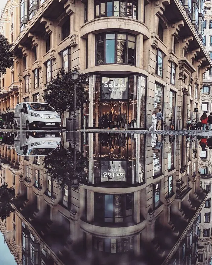 I Discover Hidden Parallel Worlds In Puddles And Other Reflections On My Smartphone (30 Pics)
