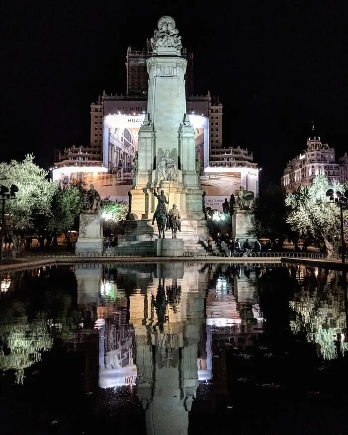 I Discover Hidden Parallel Worlds In Puddles And Other Reflections On My Smartphone (30 Pics)