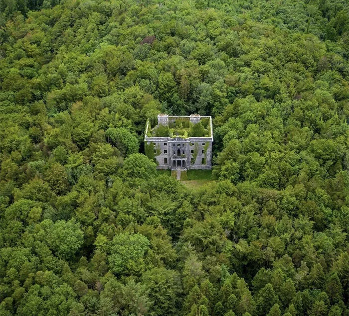 Moorehall, casa y finca construidas en 1795 en Mayo, Irlanda. Se quemó en 1923 durante la guerra civil irlandesa y ha estado abandonada desde entonces