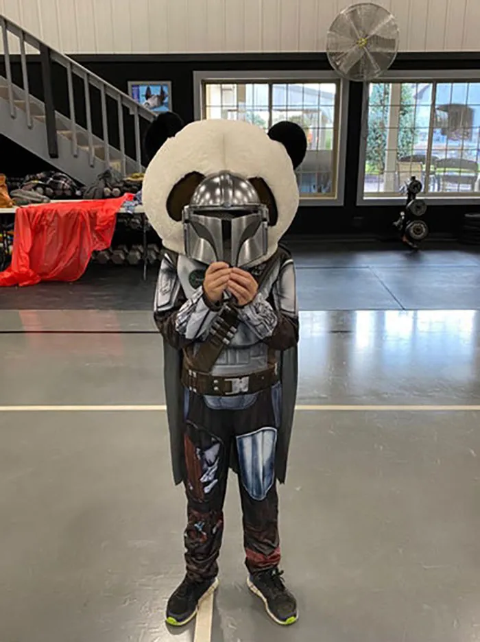 El hijo de mi primo después de entregarle una cabeza de panda. Les presento a: El Pandalorian