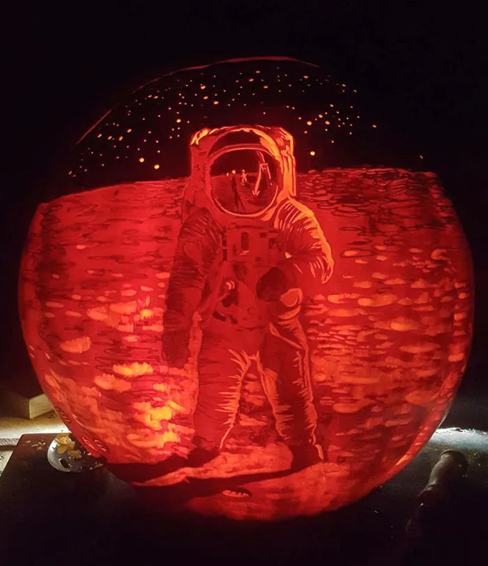 Mi amigo es increíble para tallar calabazas
