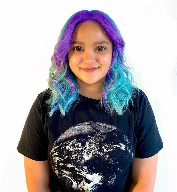 Esta peluquera usa un extraño filtro de ojos en todas sus clientas
