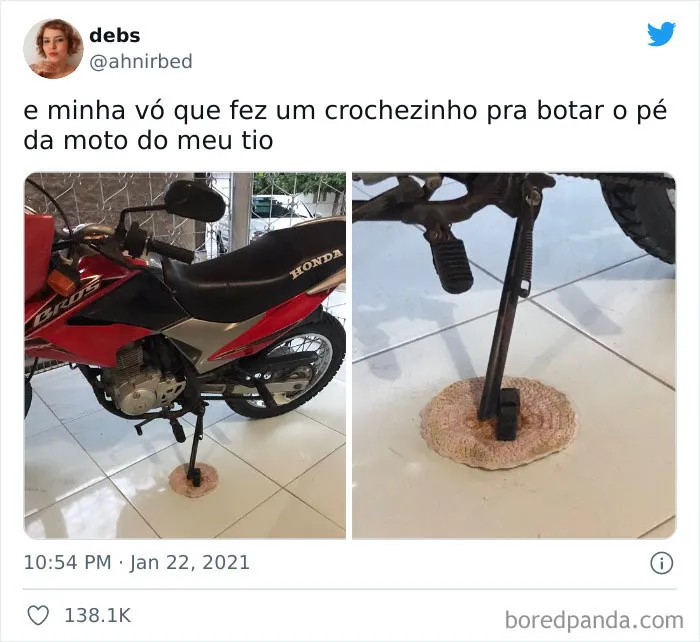 Mi abuela tejió una pequeña esterilla para que mi tío apoyara la pata de su motocicleta