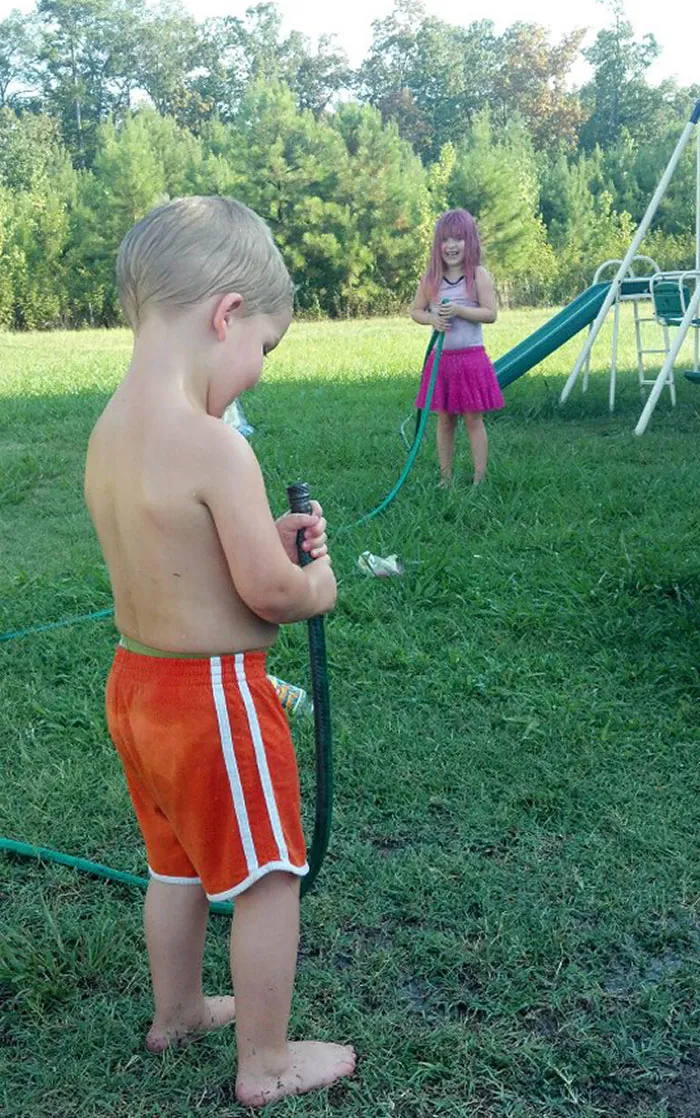 Hija a punto de gastarle una divertida broma a su hermano pequeño