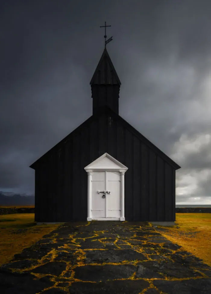 Una iglesia negra en Islandia