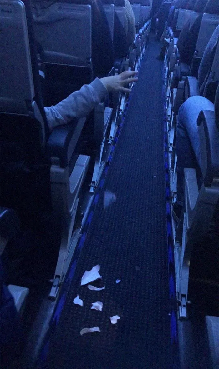 Tira la basura y patea el asiento como un Gremlin