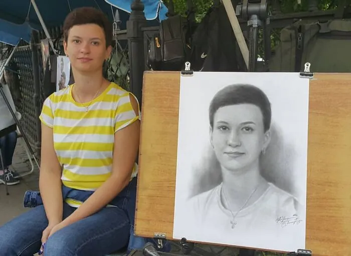 This Russian Street Artist Draws Photorealistic Live Portraits And Each One Takes Up To An Hour (102 New Pics)