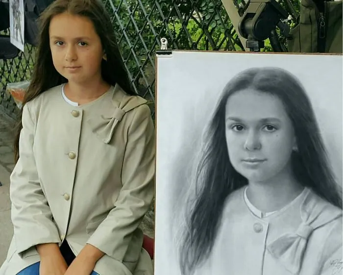 This Russian Street Artist Draws Photorealistic Live Portraits And Each One Takes Up To An Hour (102 New Pics)