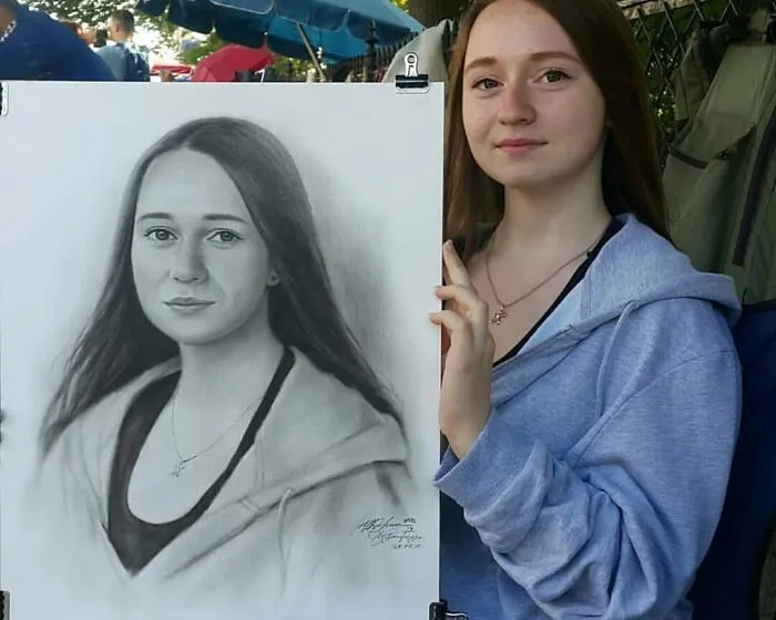 This Russian Street Artist Draws Photorealistic Live Portraits And Each One Takes Up To An Hour (102 New Pics)
