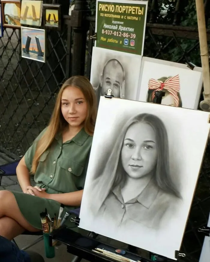 This Russian Street Artist Draws Photorealistic Live Portraits And Each One Takes Up To An Hour (102 New Pics)