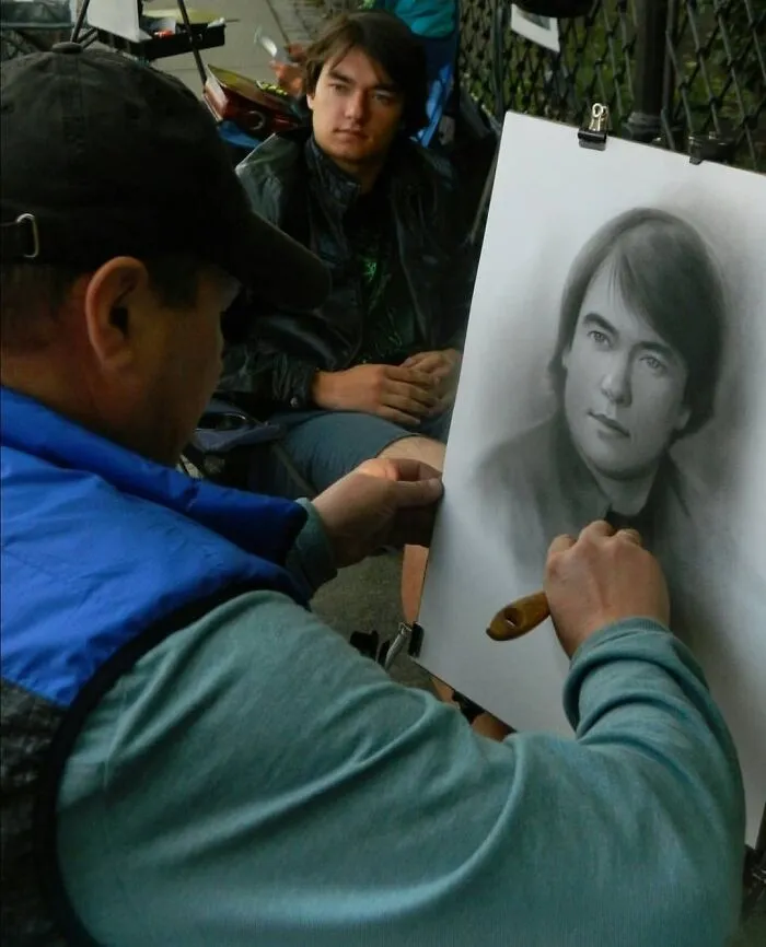 This Russian Street Artist Draws Photorealistic Live Portraits And Each One Takes Up To An Hour (102 New Pics)