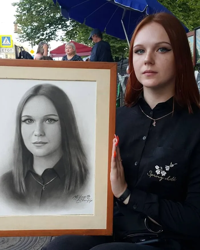 This Russian Street Artist Draws Photorealistic Live Portraits And Each One Takes Up To An Hour (102 New Pics)