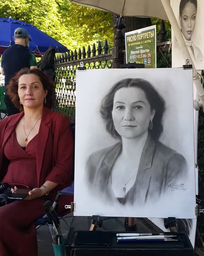 This Russian Street Artist Draws Photorealistic Live Portraits And Each One Takes Up To An Hour (102 New Pics)