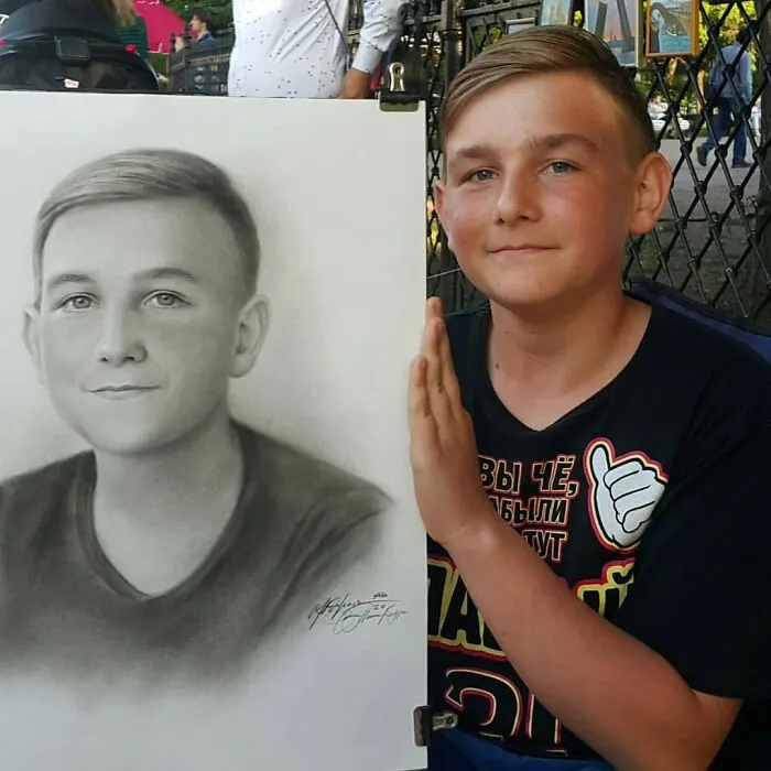 This Russian Street Artist Draws Photorealistic Live Portraits And Each One Takes Up To An Hour (102 New Pics)