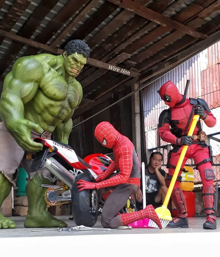 Folks Are Cracking Up At These 30 Forced Perspective Photos Of Action Figures Casually Interacting With Their Owner (New Pics)
