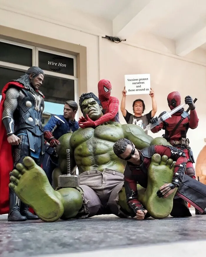 Folks Are Cracking Up At These 30 Forced Perspective Photos Of Action Figures Casually Interacting With Their Owner (New Pics)