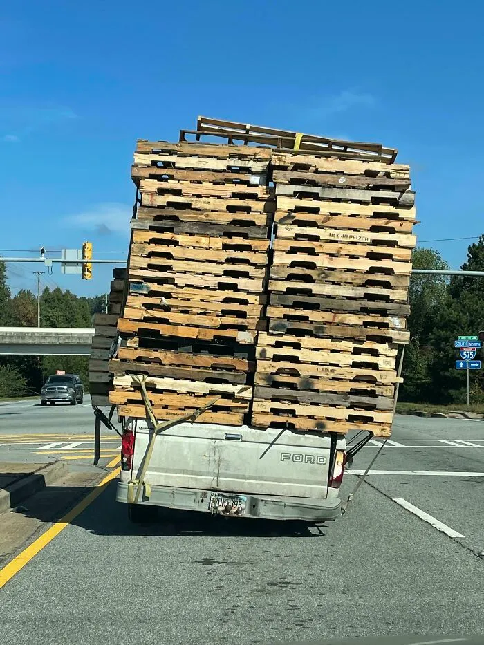 Tuve que seguir a este tipo después de que hiciera una recogida en el almacén