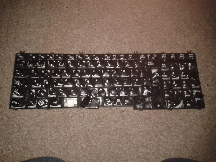 Cuando era más joven, intenté secar el teclado de mi portátil poniéndolo en el horno a baja temperatura