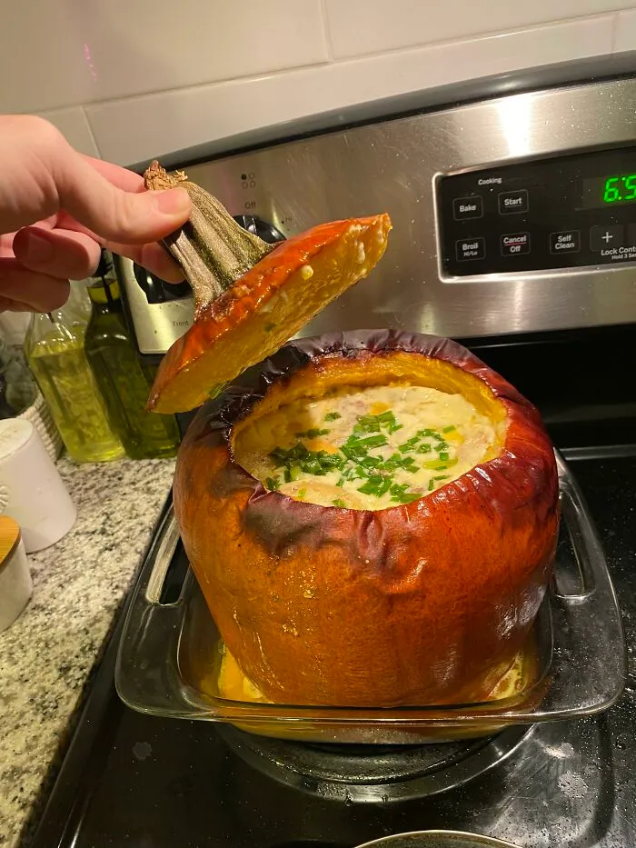 Mi novia hizo un guiso dentro de una calabaza