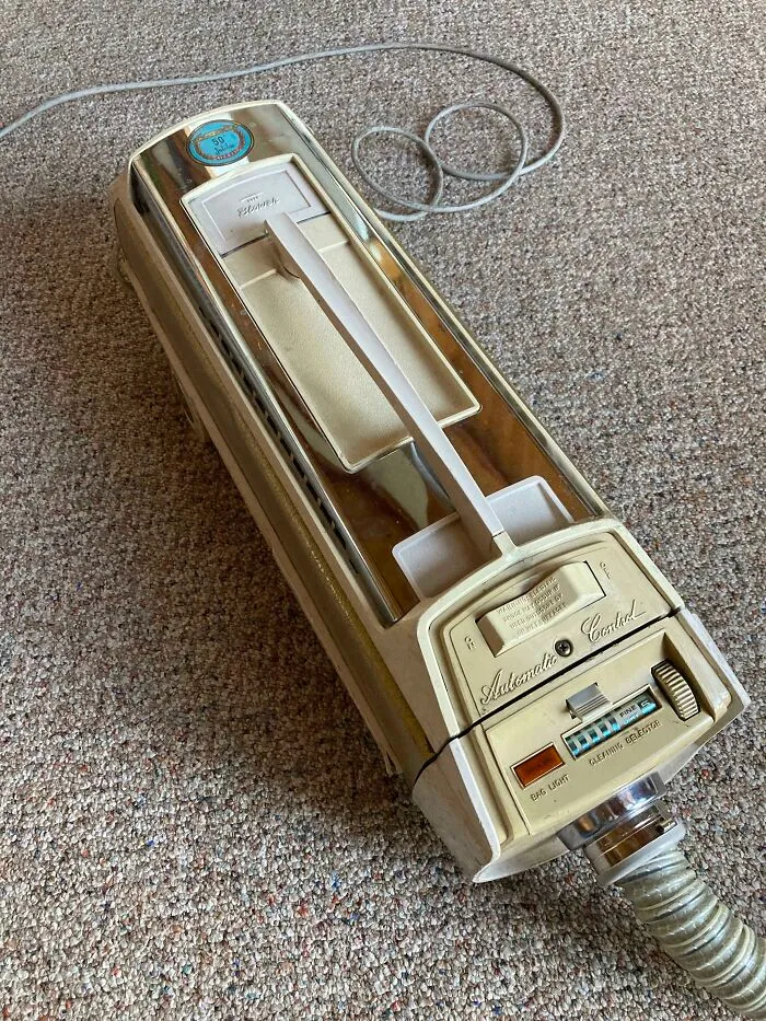 Vieja aspiradora Electrolux de 1969. Mis abuelos la siguen usando hasta el día de hoy porque todavía funciona perfectamente