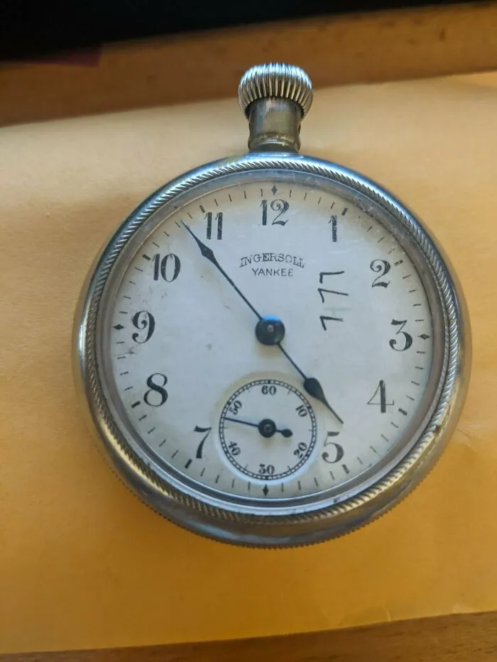 1911 Ingersoll Yankee que perteneció a mi tío abuelo (en algunos momentos). El "reloj del dólar" original sigue dando la hora 110 años después
