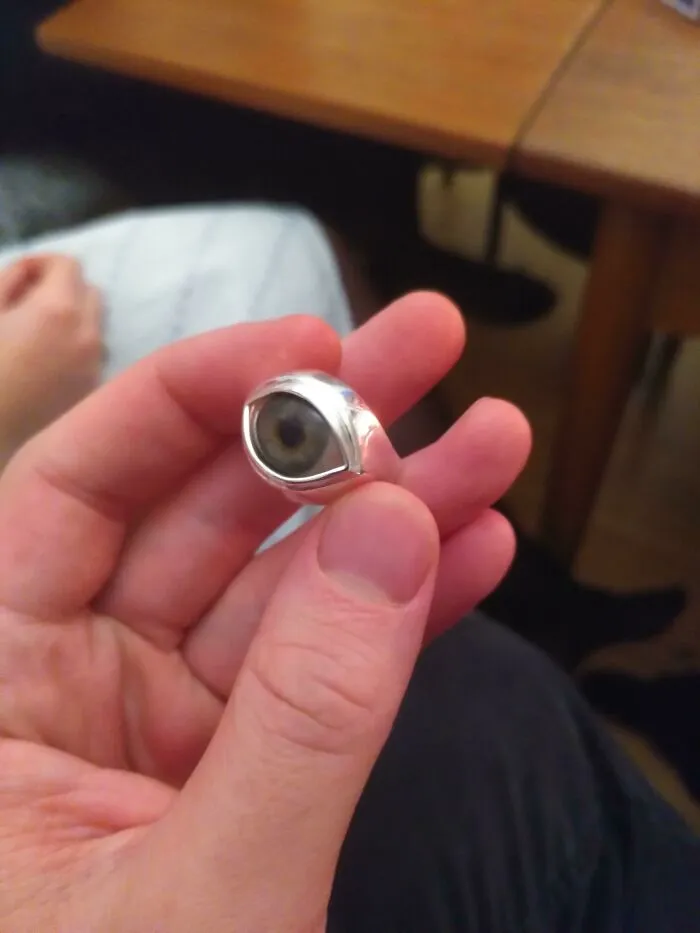 Mi amigo tiene este anillo con un ojo de vidrio usado...