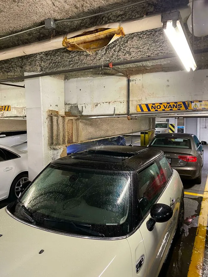 Alguien dejó el auto con el techo abierto en un estacionamiento bajo tierra y se rompió una cañería sobre él