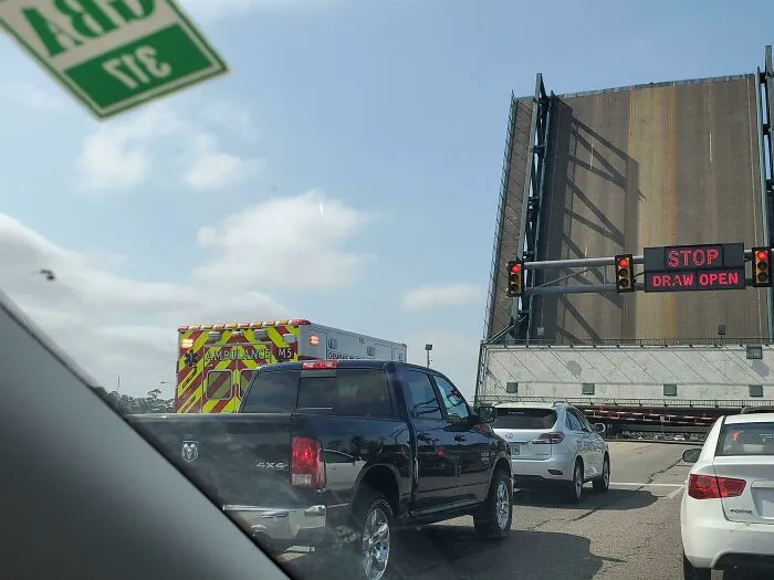 Hoy me quedé atrapada detrás de un puente levadizo. Una ambulancia también