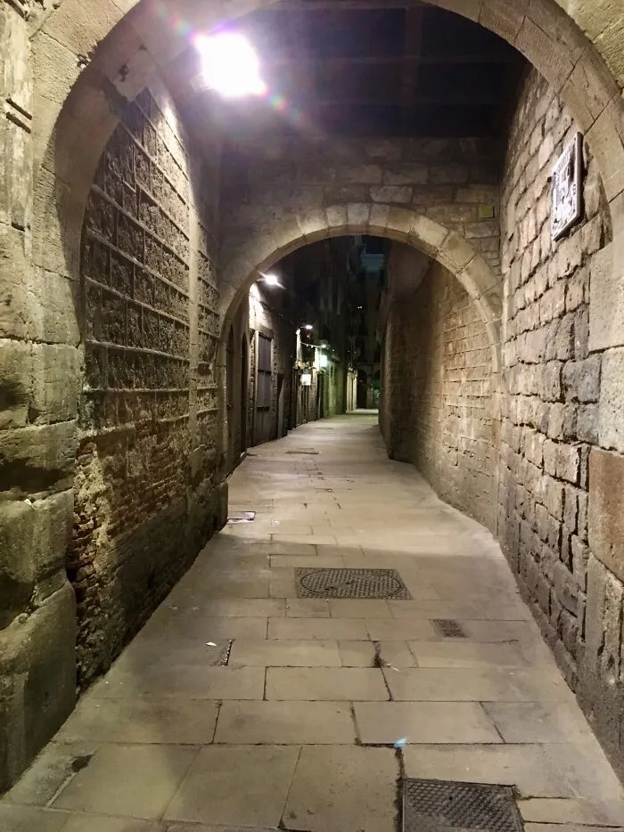 Calle medieval tarde en la noche, Barcelona