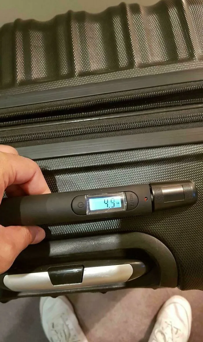 Maleta que muestra su propio peso