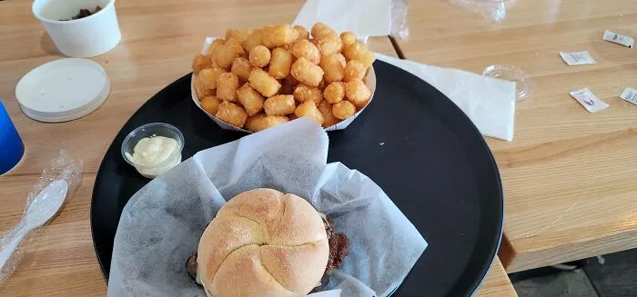 El cocinero me preguntó si quería algunas croquetas de papa extra