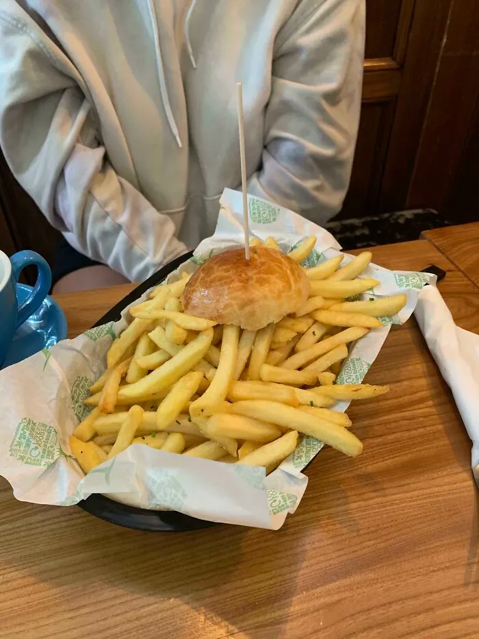 Mi amigo pidió un sándwich de patatas fritas en un bar y esto fue lo que le dieron