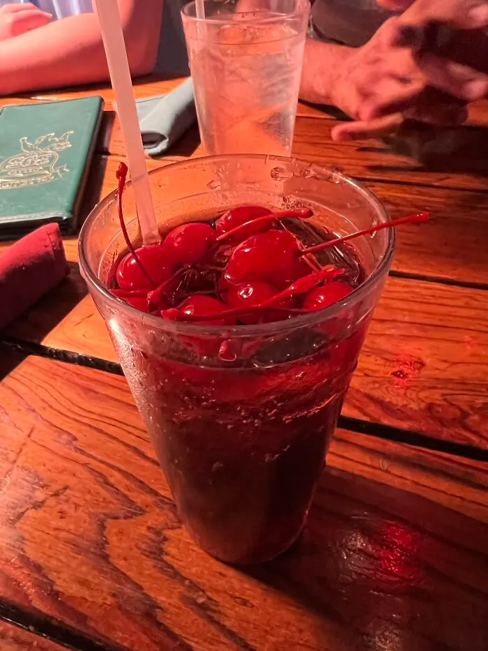Pusieron algunas cerezas en la Coca-Cola con cerezas