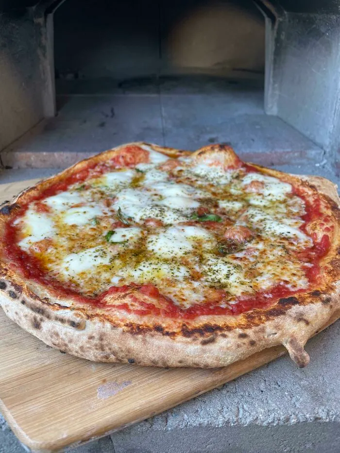 ¿Alguien quiere pizza con queso?