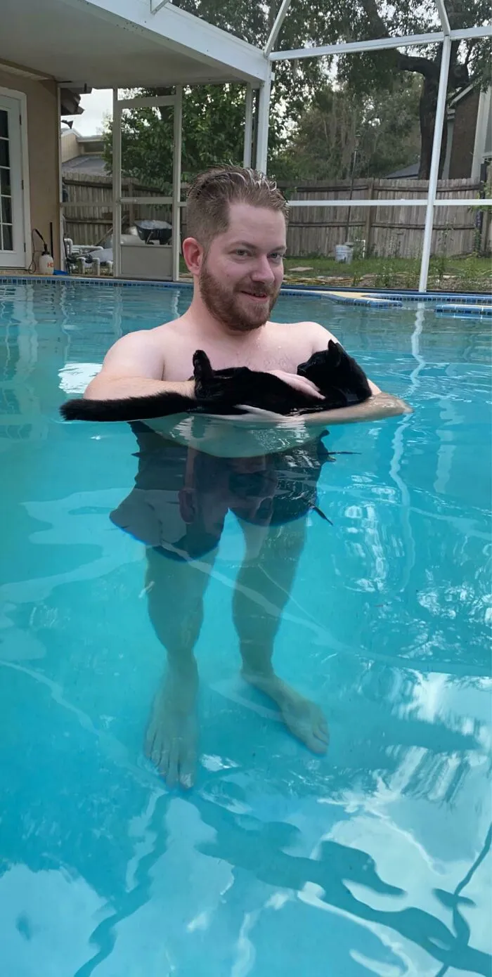 Mi novio pensó que sería divertido meter a nuestro gato en la piscina. Esta imagen es el resultado. Por favor, disfruten
