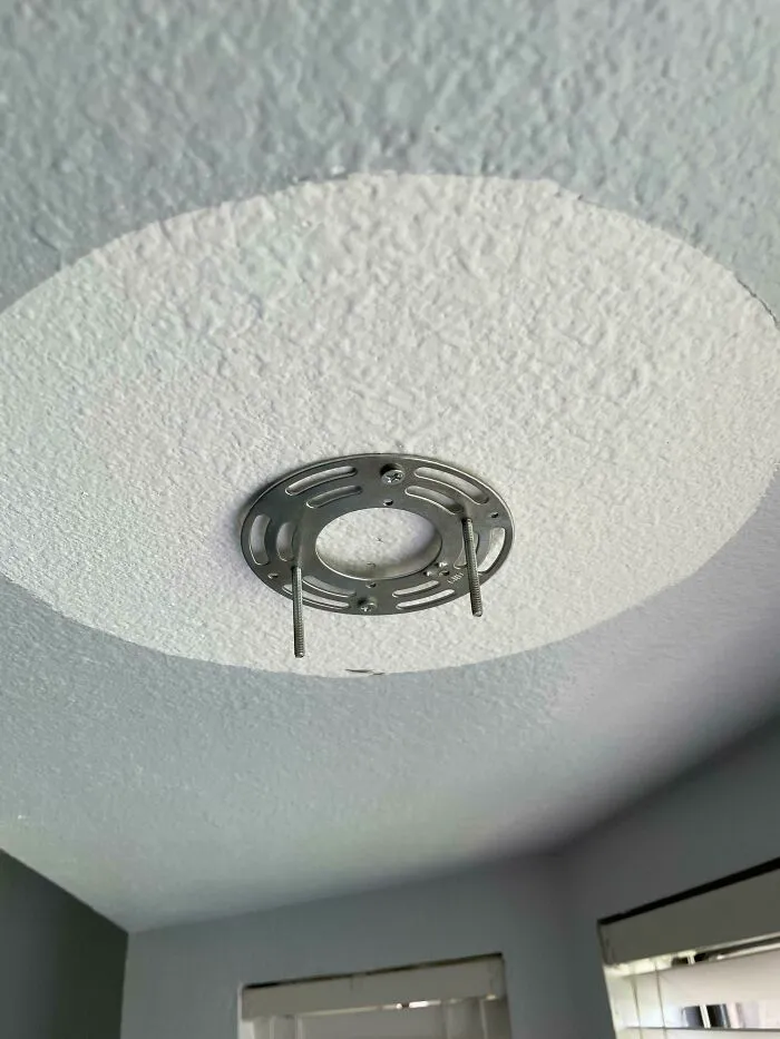 Compré una casa el año pasado y me pregunté por qué esta luz nunca funcionaba. Finalmente la quité para echar un vistazo al cableado…