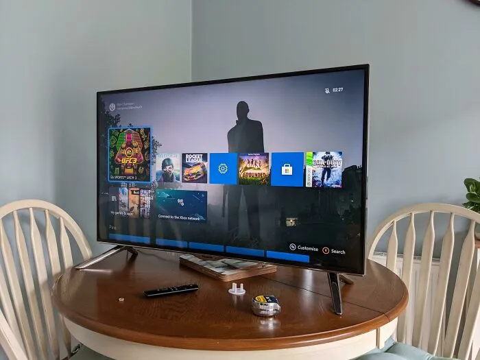 Alguien tiró un Smart TV 4k de 40 pulgadas que funciona perfectamente bien. ¡Qué locura, pero ahora es mío!