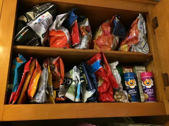 Mi marido deja un poquito en el fondo de las bolsas de botanas y las vuelve a meter en la alacena