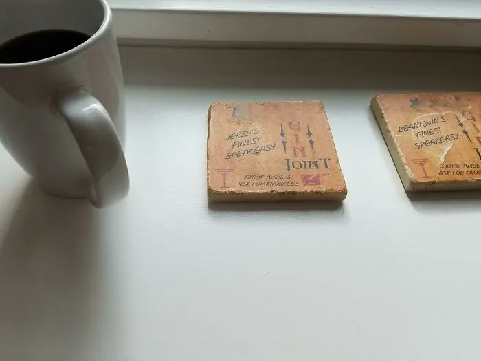 Mi marido pone su taza de café junto a dos posavasos vacíos