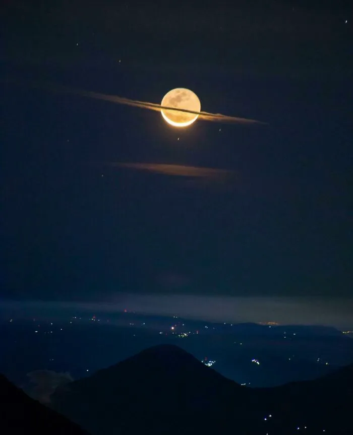 La luna parece Saturno