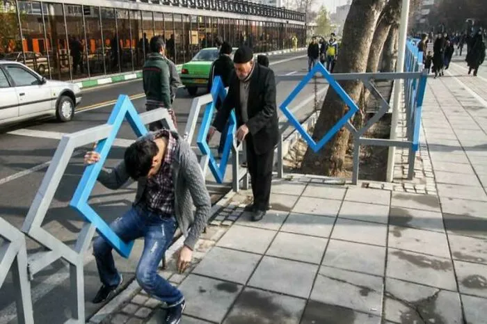 ¿Intentas cruzar la calle? Lástima. La calle es solo para carros. Teherán