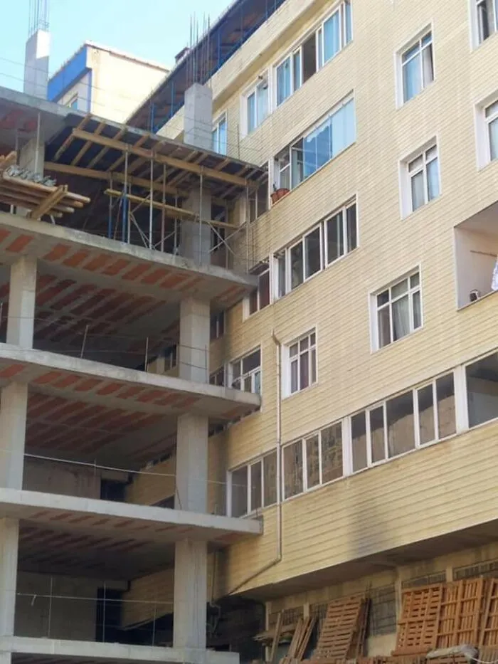 Un apartamento en Estambul está unido a otro edificio