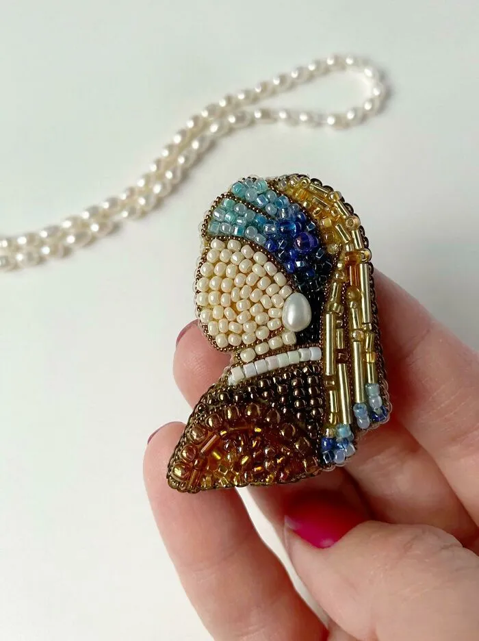 Broche de cuentas inspirado en La joven con el arete de perla de Vermeer