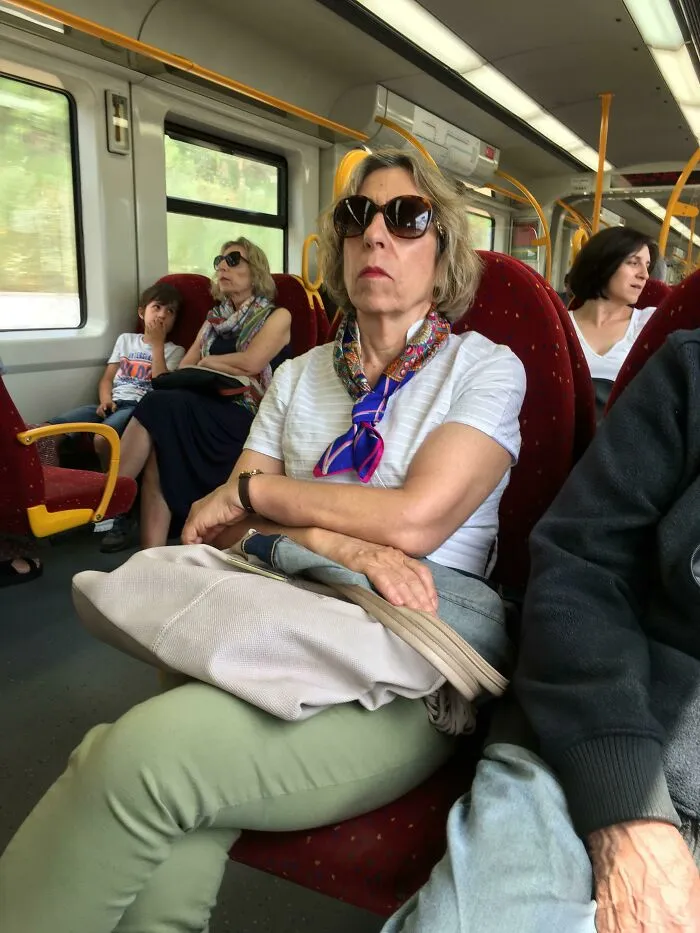 Estas 2 señoras del tren son iguales pero no se conocen