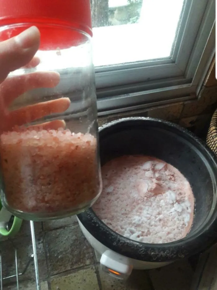 Mi novio puso sal en lugar de arroz en la arrocera, se preguntó durante una hora por qué tardaba tanto en cocinarse